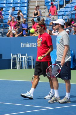 NEW YORK - 25 AUGust 2012: New York 'taki Billie Jean King Ulusal Tenis Merkezi' nde 2012 Amerika Açık antrenmanı sırasında antrenörüyle birlikte İsviçre Grand Slam şampiyonu Roger Federer