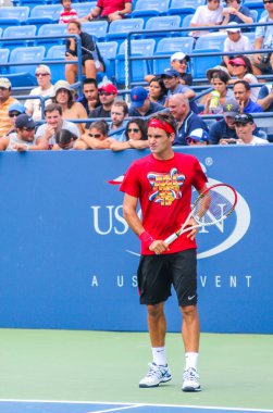 NEW YORK - 25 Ağustos 2012: 2012 'de New York' taki Billie Jean King Ulusal Tenis Merkezi 'nde yapılan antrenmanda İsviçre Grand Slam şampiyonu Roger Federer