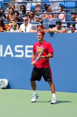 NEW YORK - 25 Ağustos 2012: 2012 'de New York' taki Billie Jean King Ulusal Tenis Merkezi 'nde yapılan antrenmanda İsviçre Grand Slam şampiyonu Roger Federer