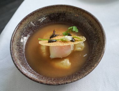 Gurme Fransız Lokantasında çorba servisi