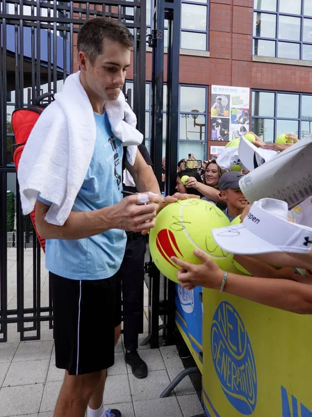New York 2019年8月31日 アメリカのプロテニス選手ジョン アイズナーが2019年の練習後にサインサインを発表ニューヨークのビリー ジーン キング国立テニスセンターでオープン — ストック写真