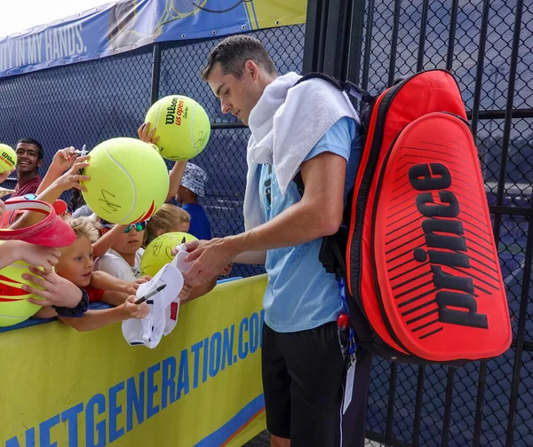 New York 2019年8月31日 アメリカのプロテニス選手ジョン アイズナーが2019年の練習後にサインサインを発表ニューヨークのビリー ジーン キング国立テニスセンターでオープン — ストック写真