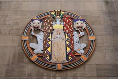 NEW YORK - SEPTEMBER 13, 2022: New York City simgesi Hildreth Meiere 'in büyük metal ve emaye plaketi draması, Manhattan, Rockefeller Center' daki Radio City Music Hall