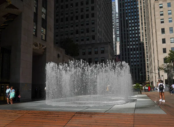 ニューヨーク 2022年9月13日 アートインスタレーション ミッドタウン マンハッタンのロックフェラー センターの前でジェップ ヘインによる 空間を変える — ストック写真