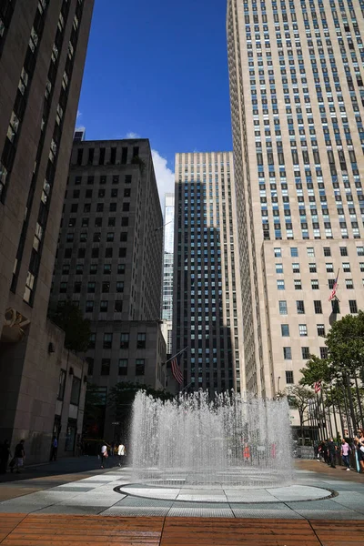 ニューヨーク 2022年9月13日 アートインスタレーション ミッドタウン マンハッタンのロックフェラー センターの前でジェップ ヘインによる 空間を変える — ストック写真