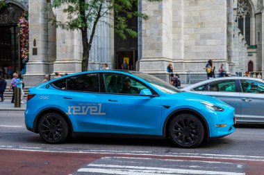 NEW YORK - 13 Eylül 2022: New York 'taki Revel marka Tesla Model Y elektrikli araç paylaşımı
