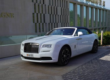 CHAMPILLON, FRANCE - 28 Mayıs 2022: Champillon 'daki Royal Champagne Hotel ve Spa' nın önüne park edilmiş Rolls-Royce, Fransa