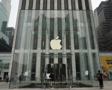 NEW YORK - 20 Temmuz 2021: 5. Cadde, New York 'taki Apple Store Cube. Mağaza, GM binasının önündeki 10 metrelik cam küp dışında tamamen yeraltında.