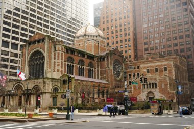 New York - 25 Mart 2021, Manhattan 'daki St. Bartholomew Kilisesi. Ocak 1835 'te kurulan tarihi bir piskoposluk cemaatidir ve Park Avenue' nun doğu yakasında 50. ve 51. caddeler arasında yer alır. 