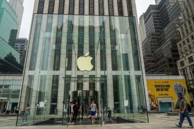 NEW YORK - 20 Temmuz 2021: 5. Cadde, New York 'taki Apple Store Cube. Mağaza, GM binasının önündeki 10 metrelik cam küp dışında tamamen yeraltında.