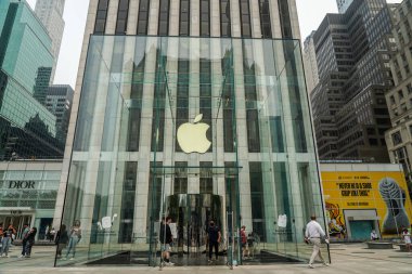 NEW YORK - 20 Temmuz 2021: 5. Cadde, New York 'taki Apple Store Cube. Mağaza, GM binasının önündeki 10 metrelik cam küp dışında tamamen yeraltında.
