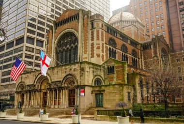 New York - 25 Mart 2021, Manhattan 'daki St. Bartholomew Kilisesi. Ocak 1835 'te kurulan tarihi bir piskoposluk cemaatidir ve Park Avenue' nun doğu yakasında 50. ve 51. caddeler arasında yer alır. 