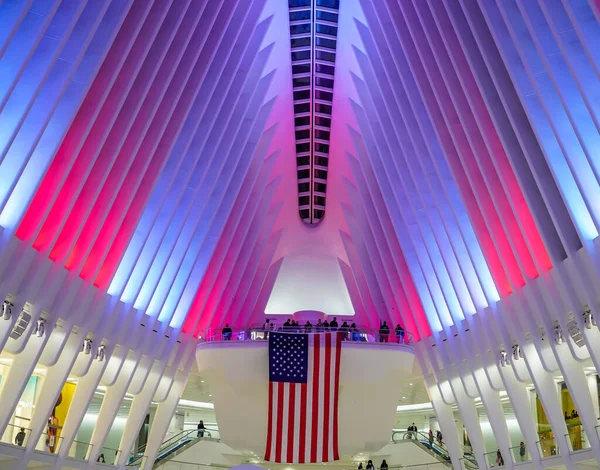 2021年11月11日 世界贸易中心Oculus用美国国旗和爱国的红光 白光和蓝光纪念纽约退伍军人日 — 图库照片