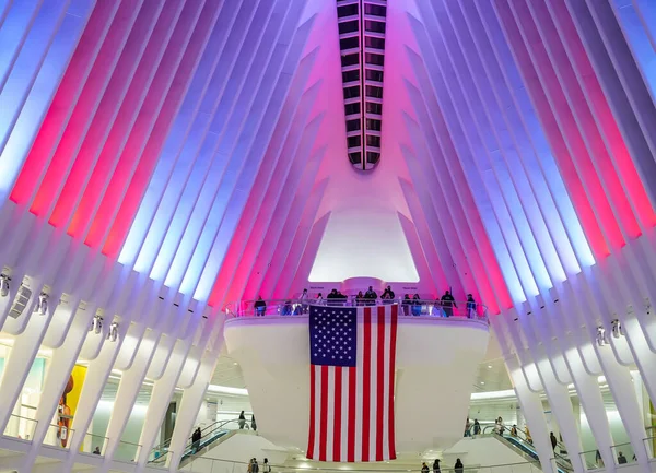 2021年11月11日 世界贸易中心Oculus用美国国旗和爱国的红光 白光和蓝光纪念纽约退伍军人日 — 图库照片