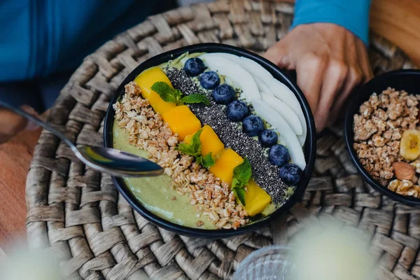 Vista Pájaro Tazón Batido Frutas Tropicales Veganas Verdes Con Granola —  Fotos de Stock