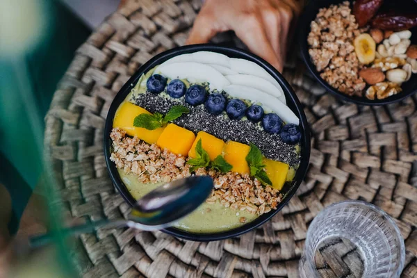 Vista Pájaro Tazón Batido Frutas Tropicales Veganas Verdes Con Granola —  Fotos de Stock