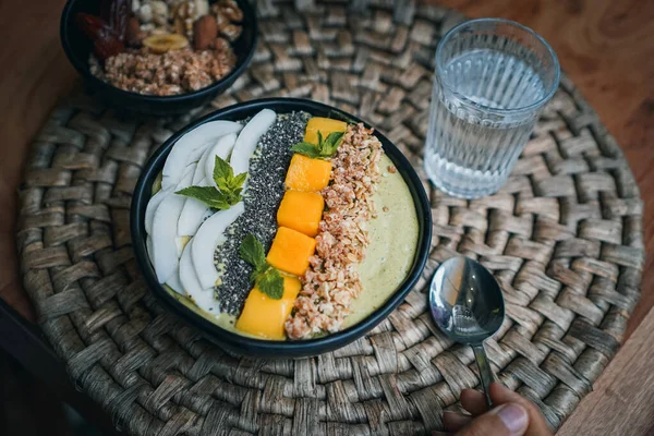 Yeşil Bir Vejetaryen Meyve Suyu Kasesinin Kuş Bakışı Granola Mango — Stok fotoğraf