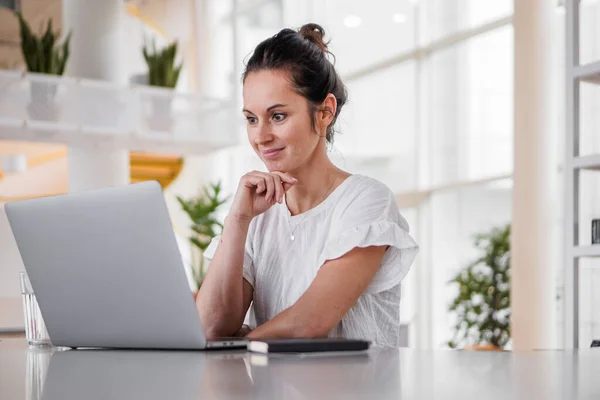 Thoughtful Brooding Remote Working Dark Haired Woman Sitting Infront Laptop — Stock Photo, Image