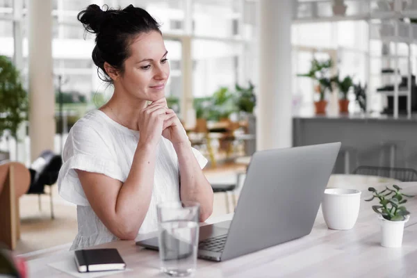 Thoughtful Brooding Remote Working Dark Haired Woman Sitting Infront Laptop — Stock Photo, Image