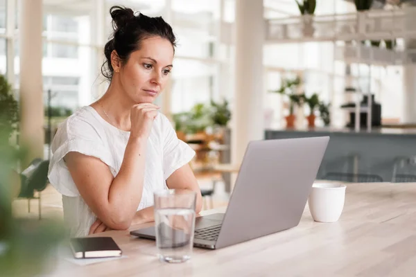 Réfléchie Brooding Travail Distance Femme Aux Cheveux Foncés Assis Devant — Photo