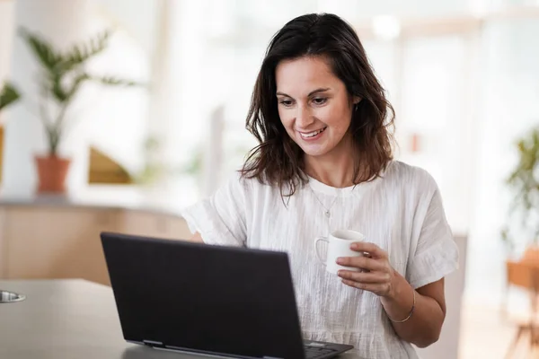 Happy Smiling Remote Working Woman Drinking Coffee Espresso Infront Laptop — Stock Photo, Image