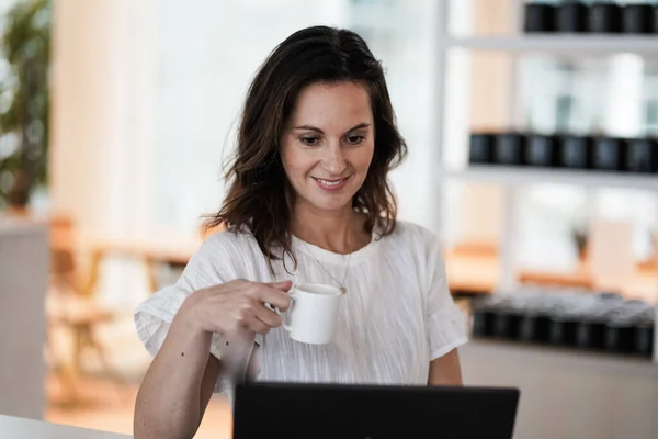 Szczęśliwa Uśmiechnięta Zdalnie Pracująca Kobieta Pijąca Kawę Lub Espresso Przed — Zdjęcie stockowe