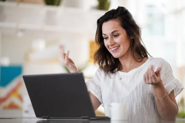 Smiling Remote Working Woman Chatting Waving Hand Infront Laptop Notebook — Stock Photo, Image