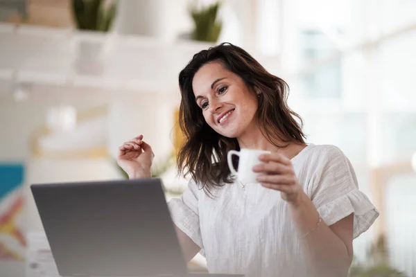 Feliz Sonriente Mujer Trabajadora Remota Bebiendo Café Espresso Frente Ordenador —  Fotos de Stock