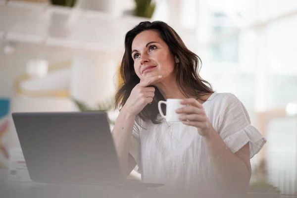 Gelukkig Glimlachen Afstand Werkende Vrouw Drinken Koffie Espresso Voor Een — Stockfoto