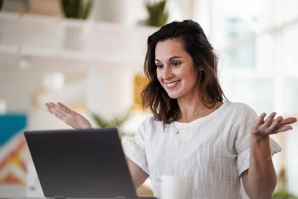 Uśmiechnięta Zdalnie Pracująca Kobieta Rozmawiająca Machająca Ręką Przed Laptopem Lub — Zdjęcie stockowe