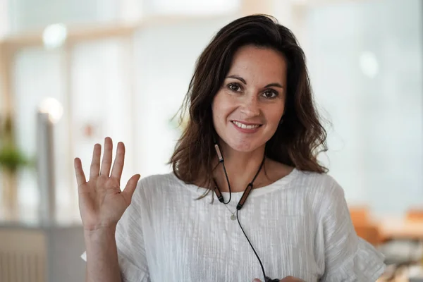 Sonriente Mujer Trabajadora Remota Charlando Agitando Mano Frente Ordenador Portátil —  Fotos de Stock