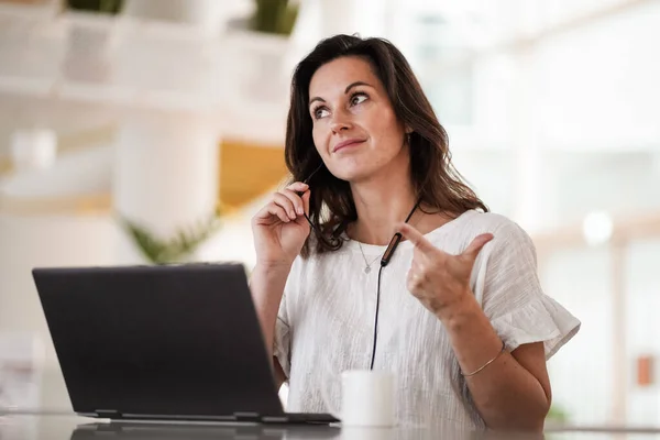 Glimlachende Afstand Werkende Donkerharige Vrouw Belt Chatten Voor Een Laptop — Stockfoto