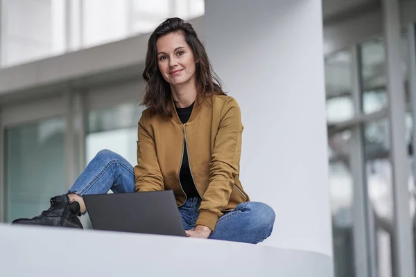 Szczęśliwy Piękny Student Kobieta Pracuje Zdalnie Naprzeciwko Notebooka Casual Dżinsy — Zdjęcie stockowe