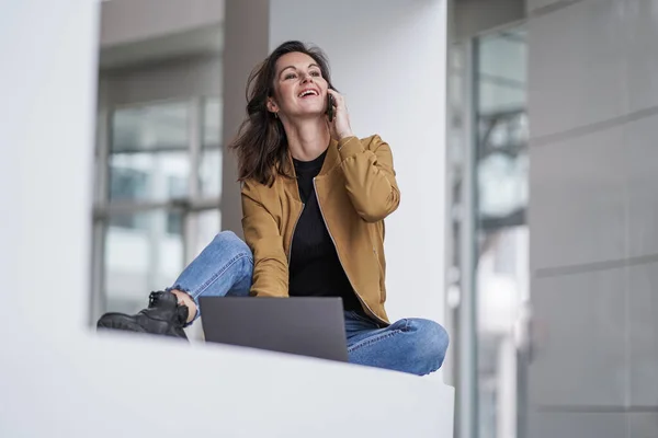 Uśmiechnięta Spokojna Zdalnie Pracująca Dziewczyna Dzwoniąca Rozmawiająca Przed Laptopem Lub — Zdjęcie stockowe