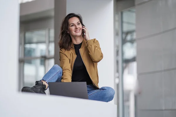 Sonriendo Tranquila Chica Trabajadora Remota Llamando Charlando Frente Ordenador Portátil —  Fotos de Stock