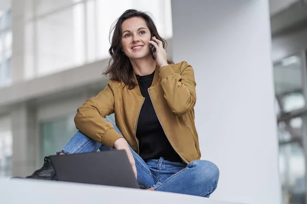 Glimlachend Werkend Dame Meisje Afstand Bellen Chatten Voor Een Laptop — Stockfoto