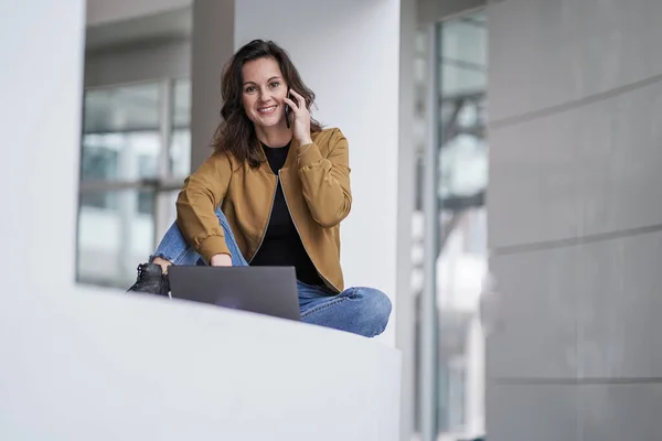 Sonriendo Tranquila Chica Trabajadora Remota Llamando Charlando Frente Ordenador Portátil —  Fotos de Stock