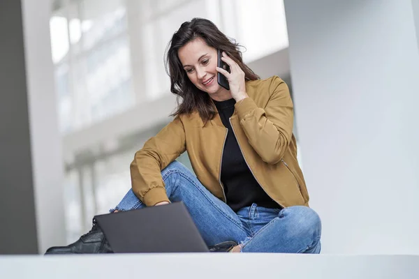 Glimlachend Werkend Dame Meisje Afstand Bellen Chatten Voor Een Laptop — Stockfoto