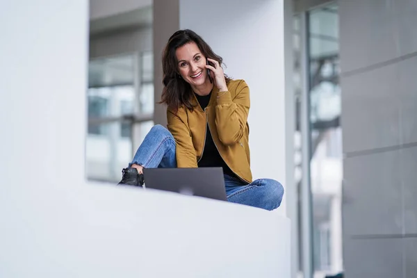 Uśmiechnięta Spokojna Zdalnie Pracująca Dziewczyna Dzwoniąca Rozmawiająca Przed Laptopem Lub — Zdjęcie stockowe