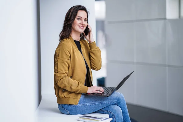 Glimlachend Werkend Dame Meisje Afstand Bellen Chatten Voor Een Laptop — Stockfoto