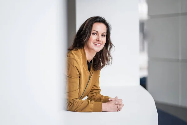 Attraktives Braunes Haar Studentin Journalismus Nachdenklich Mit Stift Lässigem Outfit — Stockfoto