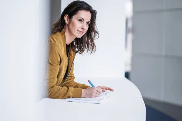 Attraktives Braunes Haar Studentin Journalismus Nachdenklich Mit Stift Lässigem Outfit — Stockfoto