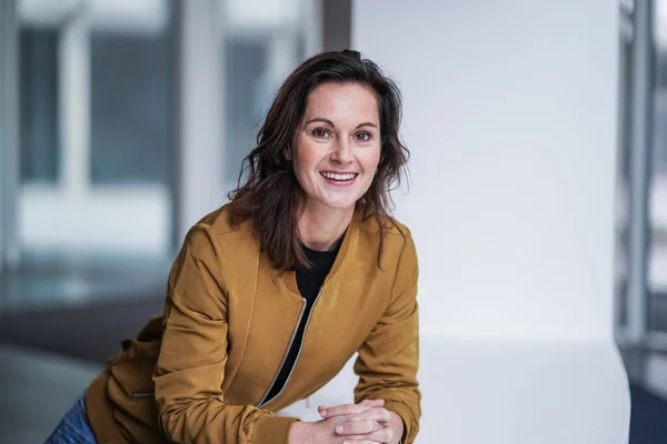 Attraktives Braunes Haar Studentin Journalismus Nachdenklich Mit Stift Lässigem Outfit — Stockfoto