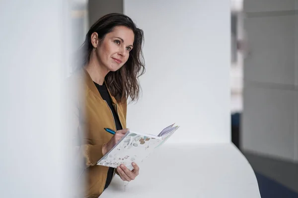 Attrayant Brun Étudiant Femme Journal Réfléchi Avec Stylo Tenue Décontractée — Photo