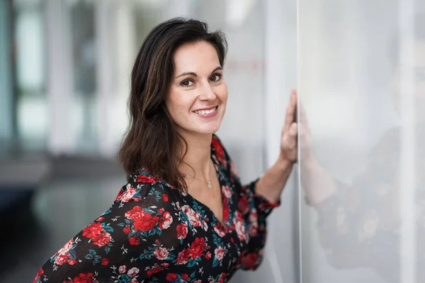 Attraktives Braunes Haar Studentin Journalismus Nachdenklich Mit Stift Lässigem Outfit — Stockfoto