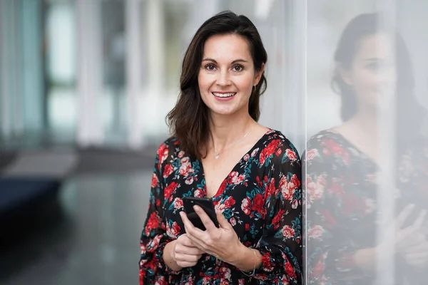 Feliz Sonriente Señora Negocios Elegante Vestido Floral Rojo Haciendo Llamada —  Fotos de Stock