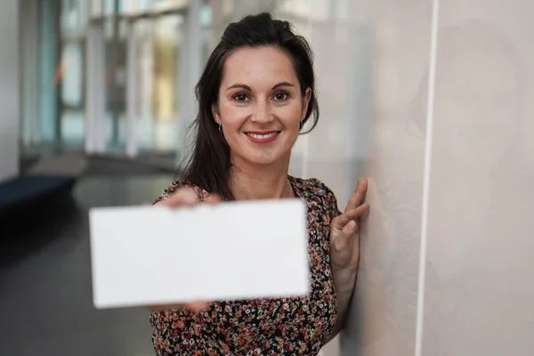Szczęśliwy Uśmiechnięty Młody Brunetka Businesswoman Pani Trzyma Biały Papier Wyświetlacz — Zdjęcie stockowe