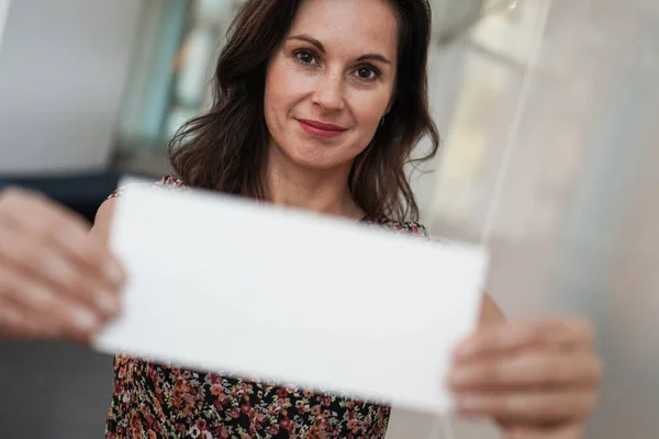 Glad Smilende Ung Brunette Forretningskvinde Dame Holder Hvidt Papir Display - Stock-foto