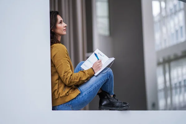 Atractiva Mujer Estudiante Cabello Castaño Diario Reflexivo Con Pluma Traje —  Fotos de Stock