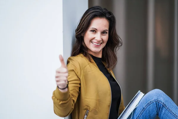 Feliz Sonriente Dama Negocios Elegante Con Pulgar Hacia Arriba Una —  Fotos de Stock